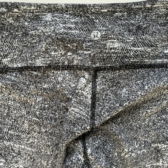 Lululemon wunder under High Rise Legging, Size 6 - Picture 4 of 7